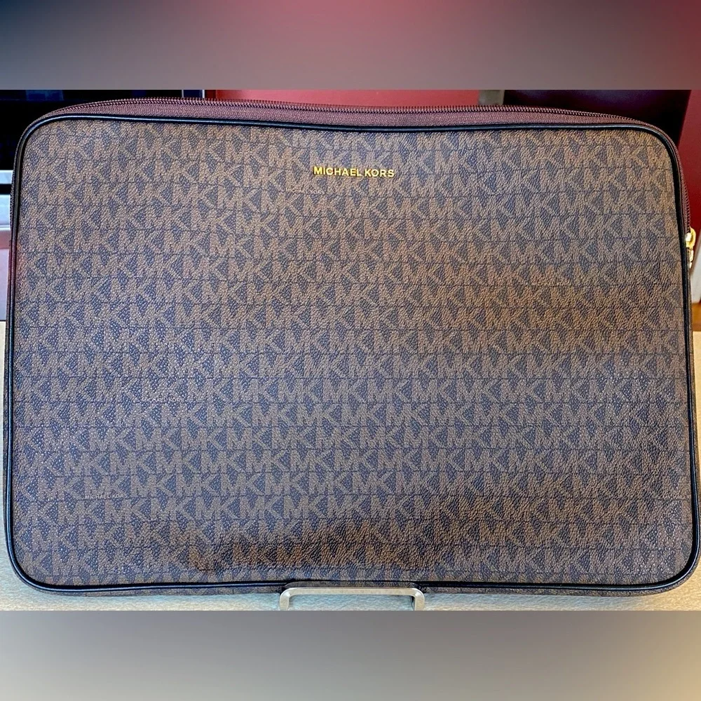 MICHAEL KORS Jet Set Travel LG Laptop Case, EUC - Picture 12 of 12